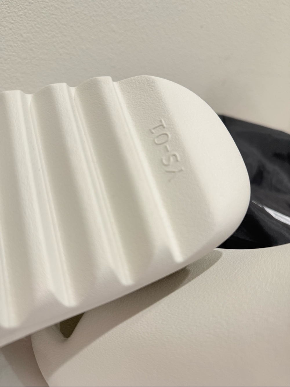 Yeezy Slide Sandals in Off-White/Cream - Picture 4 of 7